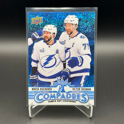 2025-26 UD Series 1 Compadres Inserts ~ VOUS CHOISISSEZ dans la liste!
