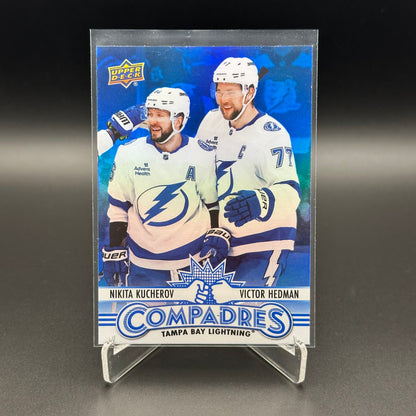 2025-26 UD Series 1 Compadres Inserts ~ VOUS CHOISISSEZ dans la liste!