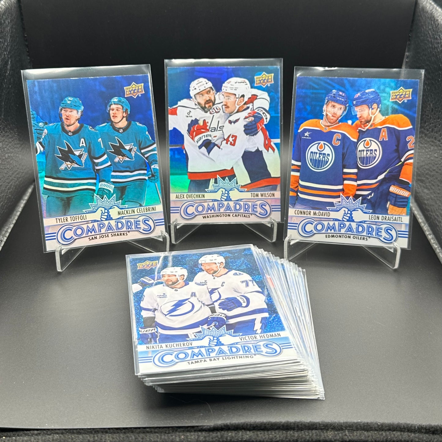 2025-26 UD Series 1 Compadres Inserts ~ VOUS CHOISISSEZ dans la liste!