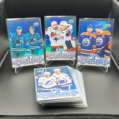 2025-26 UD Series 1 Compadres Inserts ~ VOUS CHOISISSEZ dans la liste!